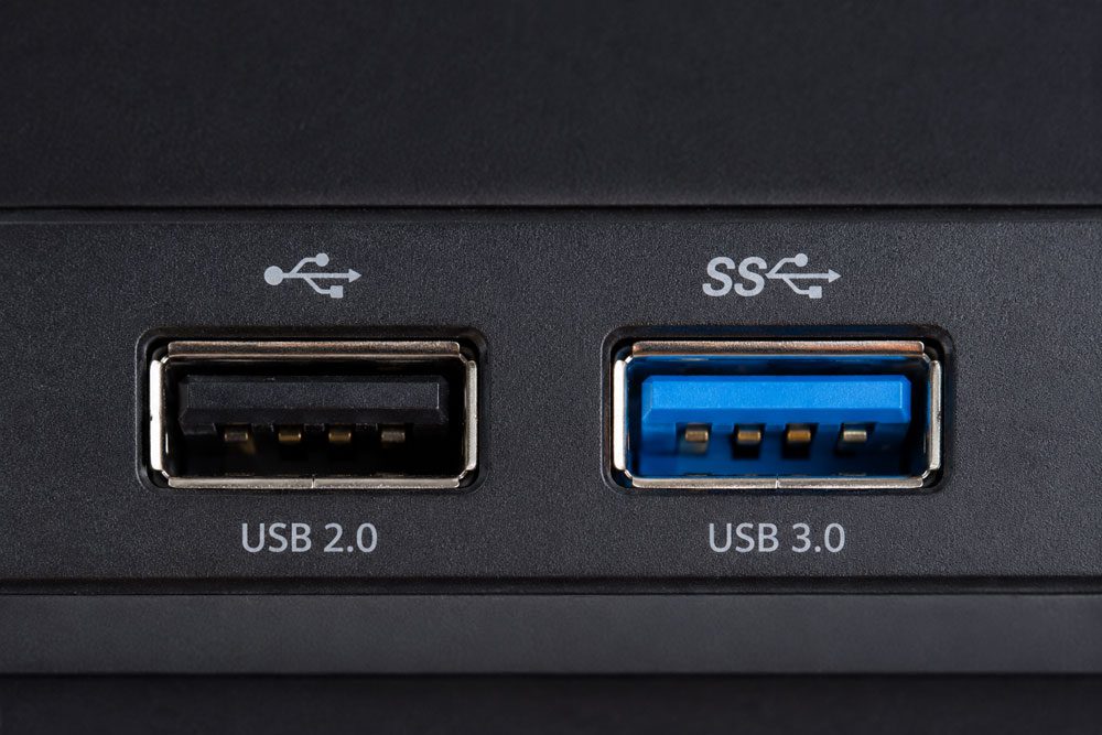 مقایسه پورت USB مشکی و آبی؛ نمایش تفاوت ظاهری، نسخه USB، سرعت انتقال داده و کاربرد هر یک